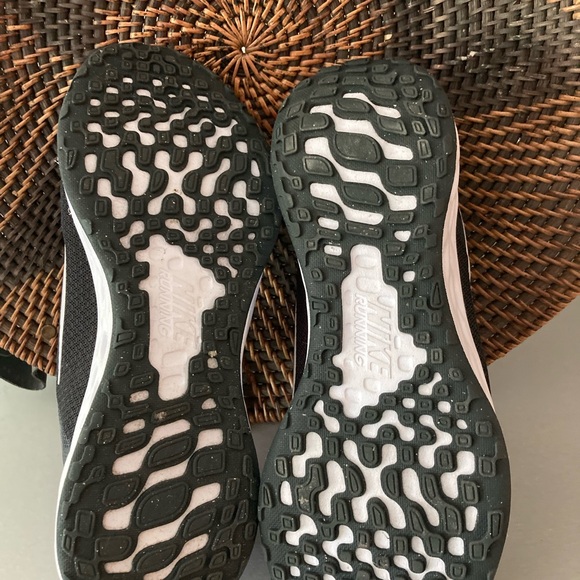 Nike Revolution 6 size W9 - Picture 4 of 4